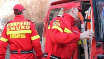 Descarcerat și transportat de urgență la spital după ce a adormit la volan
