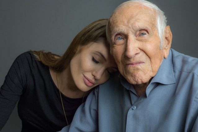 Angelina Jolie aduce un ultim omagiu lui Louis Zamperini Angelina Jolie aduce un ultim omagiu lui Louis Zamperini