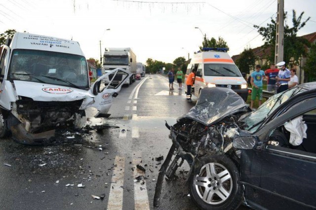 [FOTO/VIDEO] Cinci victime într-un accident la Chizătău