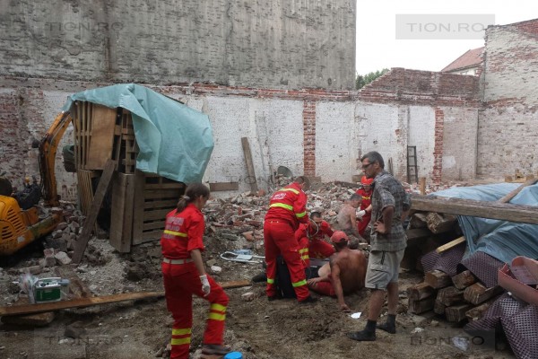 Trei muncitori în stare gravă după ce un zid a căzut peste ei Trei muncitori în stare gravă după ce un zid a căzut peste ei