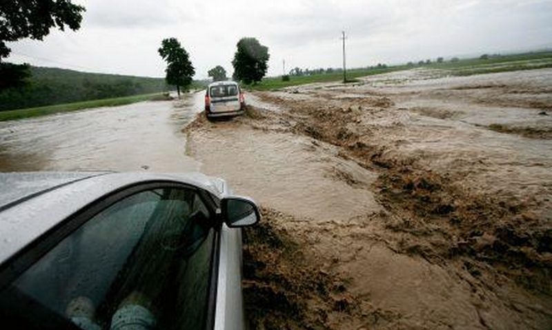 DN6, plin de apă şi noroi DN6, plin de apă şi noroi