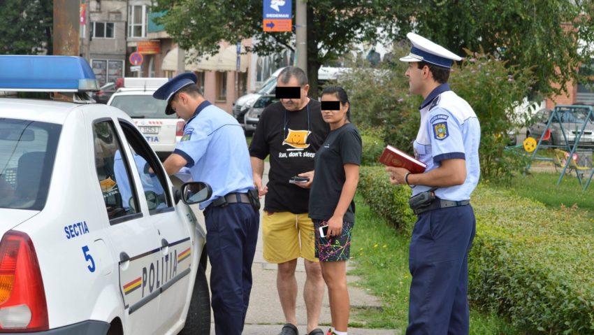 Peste 300 de pietoni au fost sancţionaţi în ultimele 24 de ore Peste 300 de pietoni au fost sancţionaţi în ultimele 24 de ore
