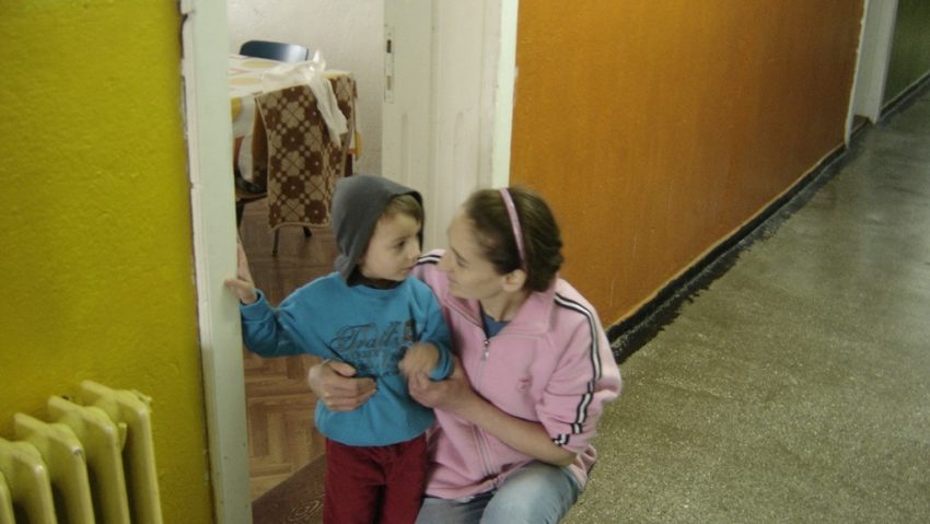 Povestea unei tinere de 28 de ani, mamă a 5 copii, singură pe lume Povestea unei tinere de 28 de ani, mamă a 5 copii, singură pe lume