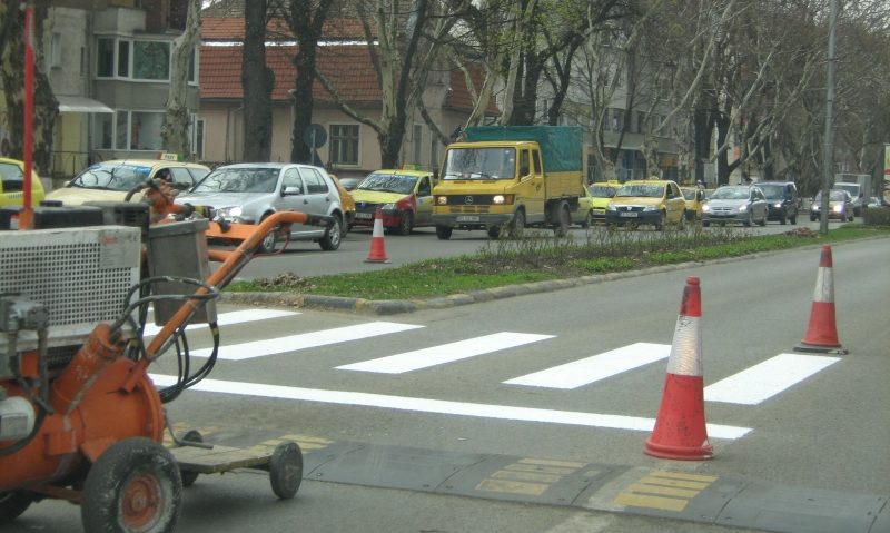 Se marchează trecerile de pietoni la Caransebeș Se marchează trecerile de pietoni la Caransebeș