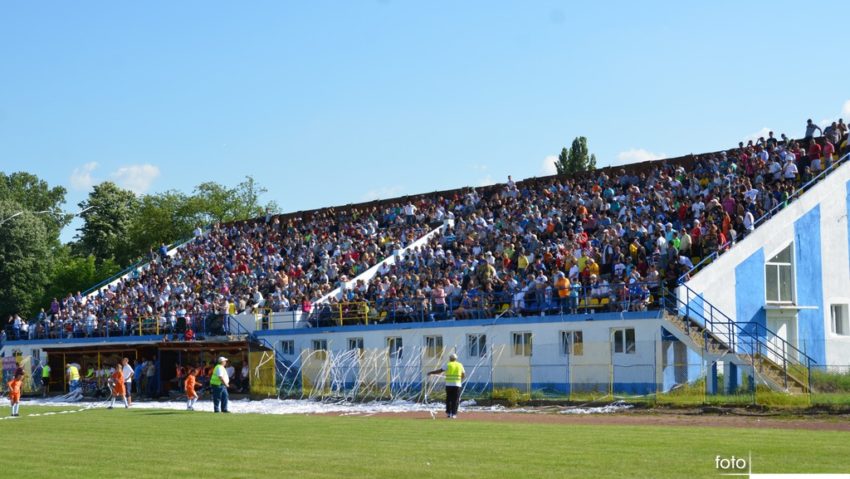 Stadion de liga a II a la Caransebeș Stadion de liga a II a la Caransebeș