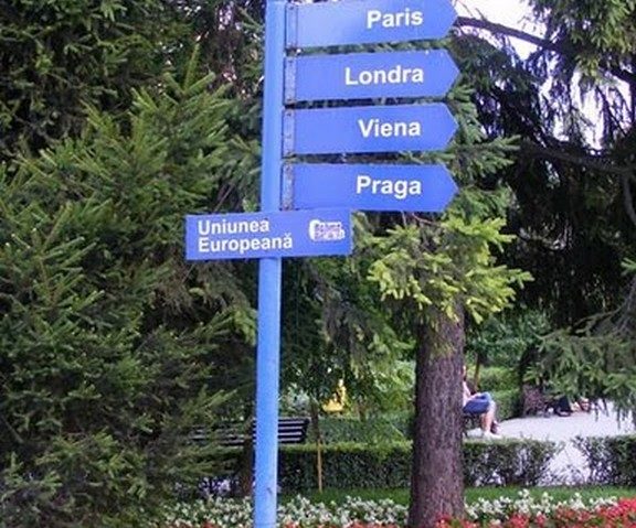 Stâlpi indicatori ca în marile orașe europene, la Caransebeș Stâlpi indicatori ca în marile orașe europene, la Caransebeș