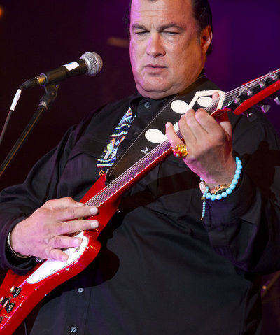 Concert Steven Seagal sub drapelul separatiștilor din Ucraina Concert Steven Seagal sub drapelul separatiștilor din Ucraina