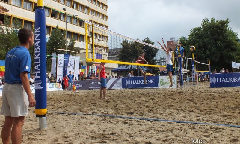 Bronz pentru sportivii de la CS Universitatea Reşiţa la Campionatul Balcanic de volei de plajă Bronz pentru sportivii de la CS Universitatea Reşiţa la Campionatul Balcanic de volei de plajă