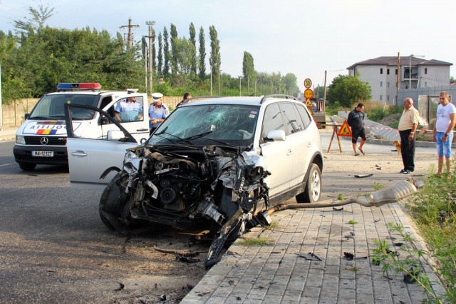 Maşină zdrobită de tren în Timiş. Două persoane au ajuns la spital Maşină zdrobită de tren în Timiş. Două persoane au ajuns la spital