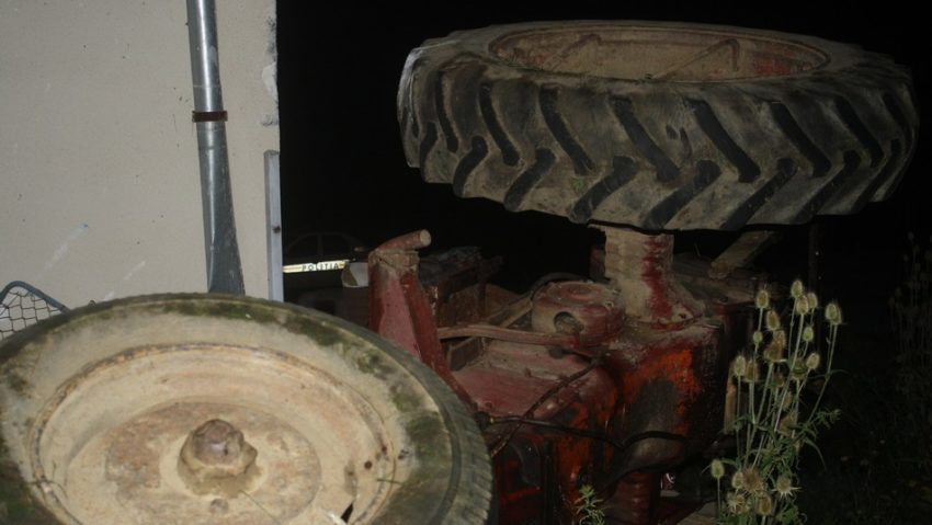 Un cărăşan a fost strivit de tractor în timp ce discuia grădina Un cărăşan a fost strivit de tractor în timp ce discuia grădina