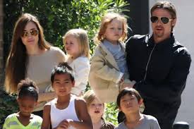 Brad Pitt stă cu Angelina Jolie de dragul copiilor