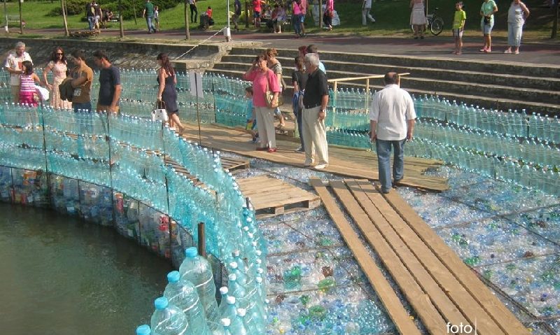 Sâmbătă începe dezasamblarea celui mai mare pod din PET-uri Sâmbătă începe dezasamblarea celui mai mare pod din PET-uri