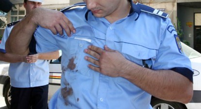 Polițist bătut de un tânăr infractor Polițist bătut de un tânăr infractor