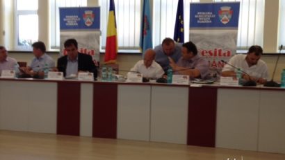 Oraşul se curăţă, dar mai încet