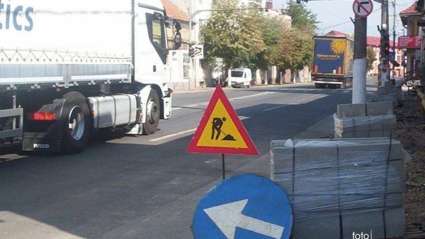 Pe străzile din Caransebeș se pun „plombe” Pe străzile din Caransebeș se pun „plombe”