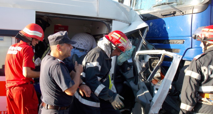 Ambulanţă plecată să salveze vieţi, implicată într-un accident rutier Ambulanţă plecată să salveze vieţi, implicată într-un accident rutier