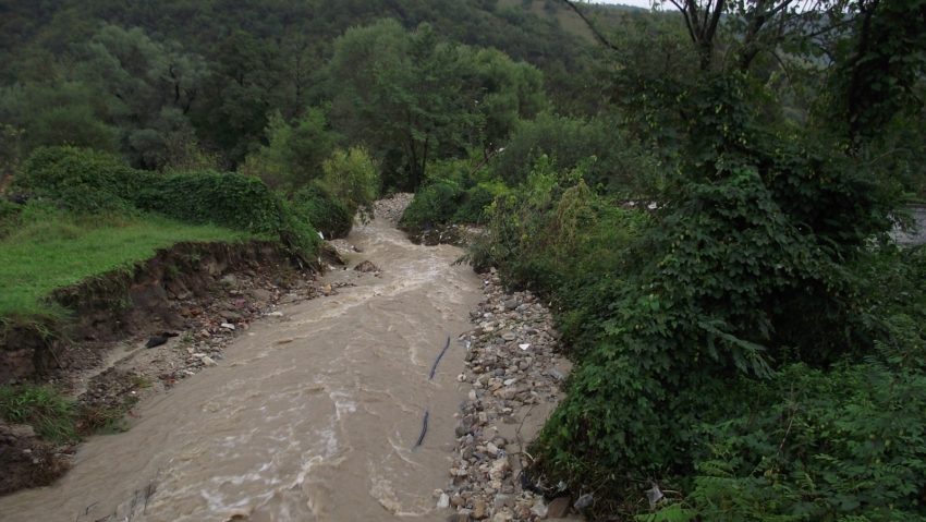 Începe amenajarea hidrotehnică a pârâului Pogăniş Începe amenajarea hidrotehnică a pârâului Pogăniş