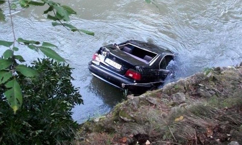A ajuns cu maşina în râu lângă Reşiţa, din cauza alcoolului A ajuns cu maşina în râu lângă Reşiţa, din cauza alcoolului