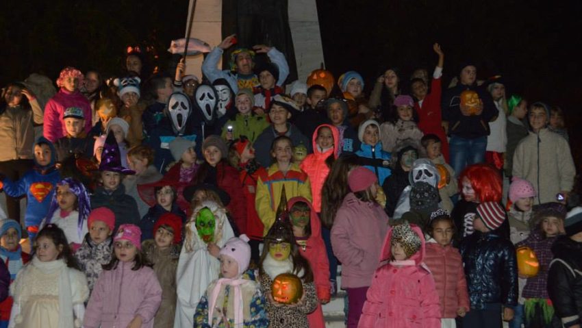 Trick or Treat? Păcăleală sau dulciuri? Trick or Treat? Păcăleală sau dulciuri?