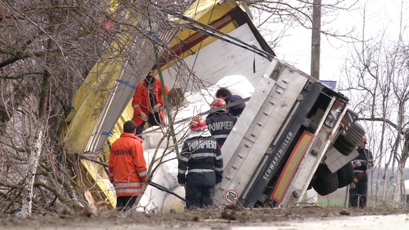 Tir răsturnat pe DN6 din cauza vitezei Tir răsturnat pe DN6 din cauza vitezei