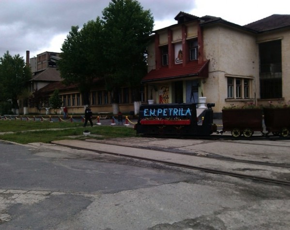 A început demolarea emblemelor Epocii de Aur A început demolarea emblemelor Epocii de Aur