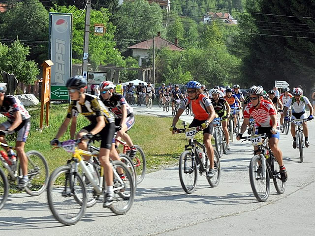 Gugulani pe biciclete la Caransebeș Gugulani pe biciclete la Caransebeș