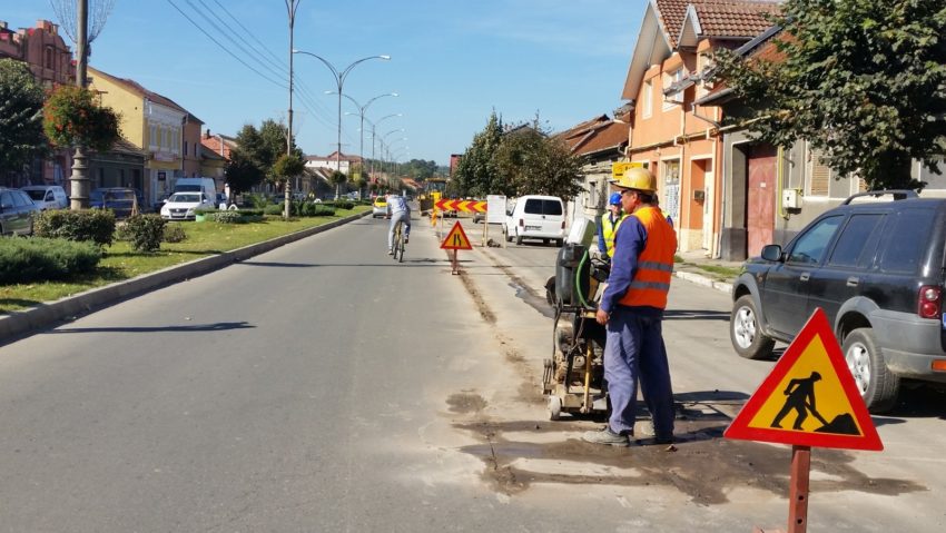 Primăvara începe cu asfaltări de străzi la Caransebeş Primăvara începe cu asfaltări de străzi la Caransebeş