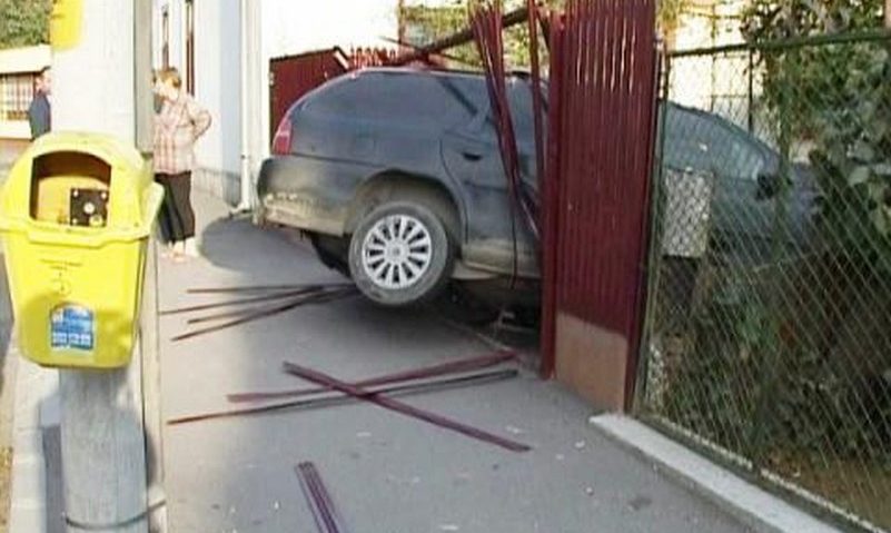 Fără permis, cu maşină neînmatriculată şi băut, un tânăr a provocat un accident Fără permis, cu maşină neînmatriculată şi băut, un tânăr a provocat un accident