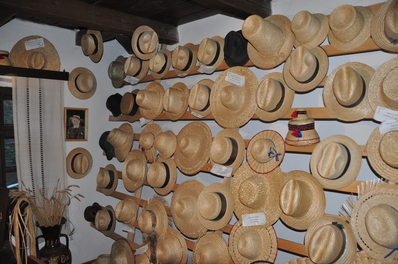 Discriminatory See through frequency Muzeul Pălăriilor de Paie de la Crișeni, Harghita, minunății din spice de  aur | Radio România Reșița