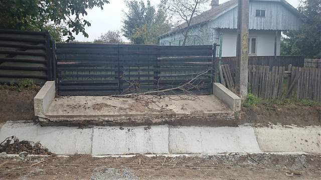 Blocați în propriile gospodării de constructorii de șosele Blocați în propriile gospodării de constructorii de șosele