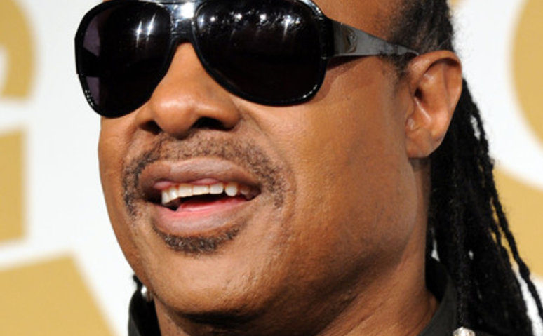 Stevie Wonder va deveni tată de tripleţi la 64 de ani Stevie Wonder va deveni tată de tripleţi la 64 de ani