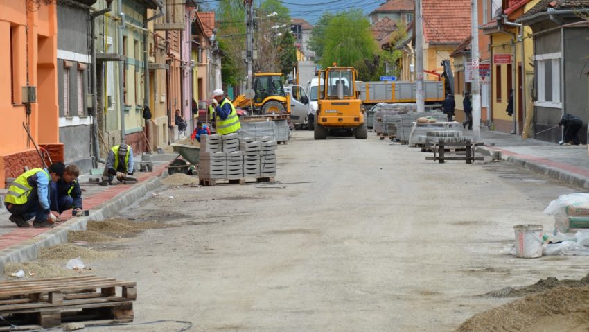 Lucrările la canalizare îngreunează circulația în Caransebeș Lucrările la canalizare îngreunează circulația în Caransebeș