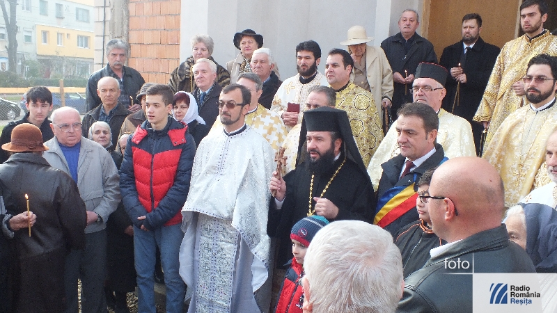 [Foto-Video] Episcopul Caransebeşului PSS Lucian a binecuvântat biserica din Moroasa