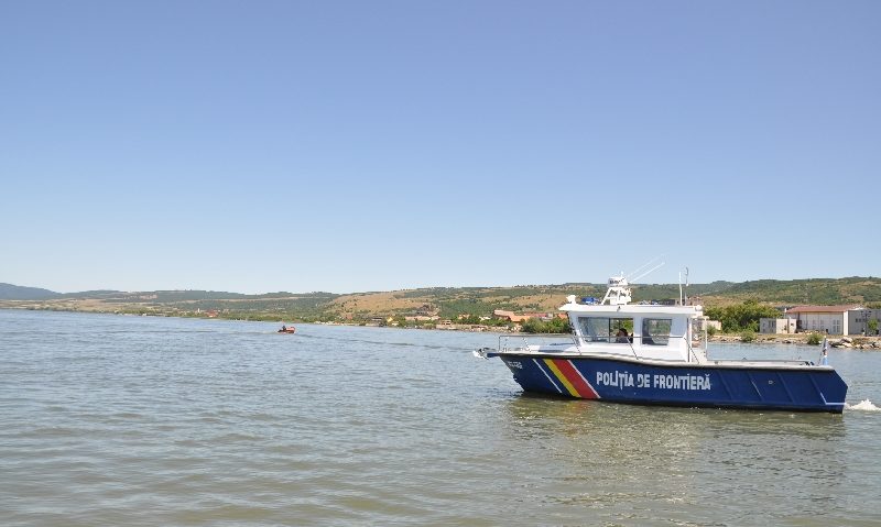 Doi pescari aflaţi pe Dunăre au fost salvaţi de poliţiştii de frontieră Doi pescari aflaţi pe Dunăre au fost salvaţi de poliţiştii de frontieră