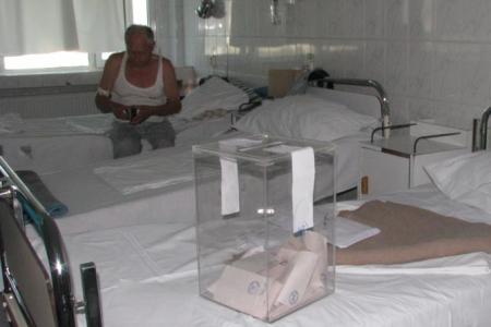 Bolnavii COVID vor putea cere urna mobilă la alegerile locale Bolnavii COVID vor putea cere urna mobilă la alegerile locale