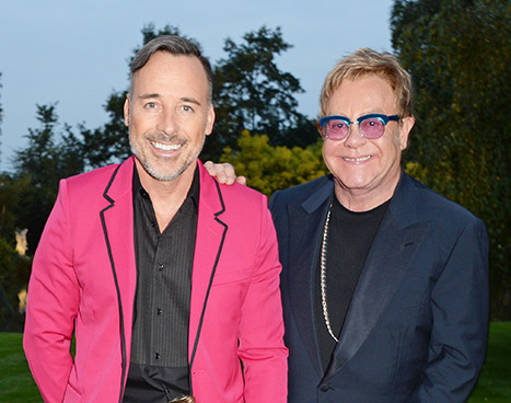 Elton John se însoară cu iubitul lui, David Furnish Elton John se însoară cu iubitul lui, David Furnish