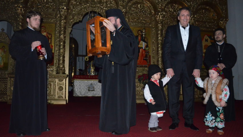 Lumina sfântă de la Bethleem a ajuns la Caransebeş Lumina sfântă de la Bethleem a ajuns la Caransebeş