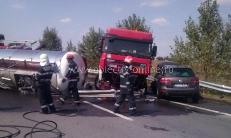 Un autoturism şi o cisternă s-au izbit în plin pe DN 6 Un autoturism şi o cisternă s-au izbit în plin pe DN 6