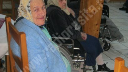 Bătrâni ţinuţi în condiţii inumane într-un azil improvizat din Banat