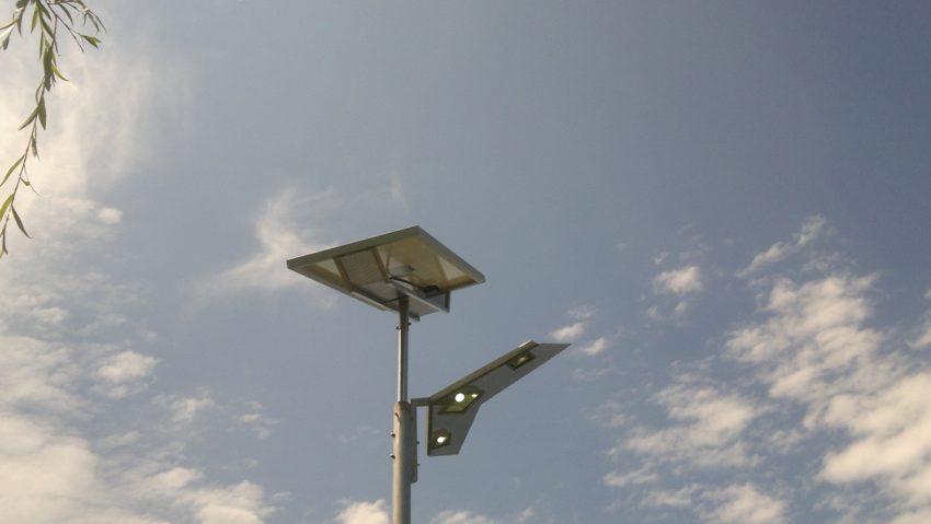 Cu telefonul, tableta şi laptopul în parc… Cu telefonul, tableta şi laptopul în parc…