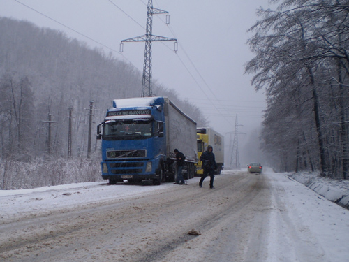 Circulaţie restricţionată pe DE 70 de un tir Circulaţie restricţionată pe DE 70 de un tir