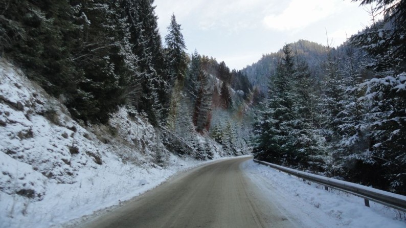 Ninge în Banat. Drumarii au ieșit la treabă Ninge în Banat. Drumarii au ieșit la treabă