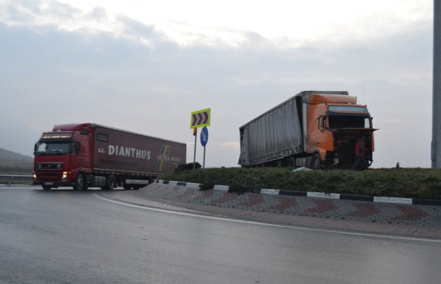 TIR parcat pe sensul giratoriu TIR parcat pe sensul giratoriu