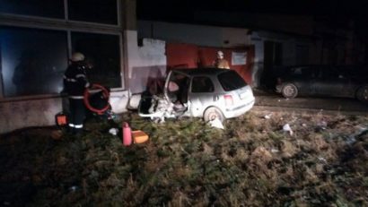 Tânăr fără permis, rănit grav după ce a intrat cu maşina într-o clădire