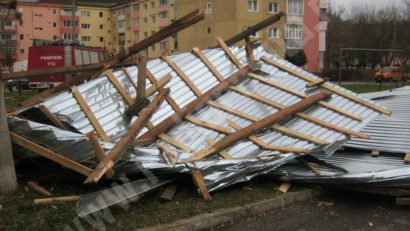 Mai bine de jumătate dintre acoperișurile blocurilor din Reşiţa sunt ridicate fără proiect şi autorizaţie de construcţie şi pot fi demolate