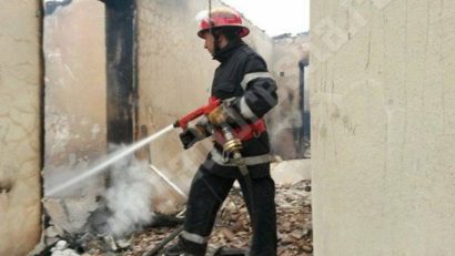 O casă din Timiș s-a transformat în crematoriu. Doi copii au ars de vii !