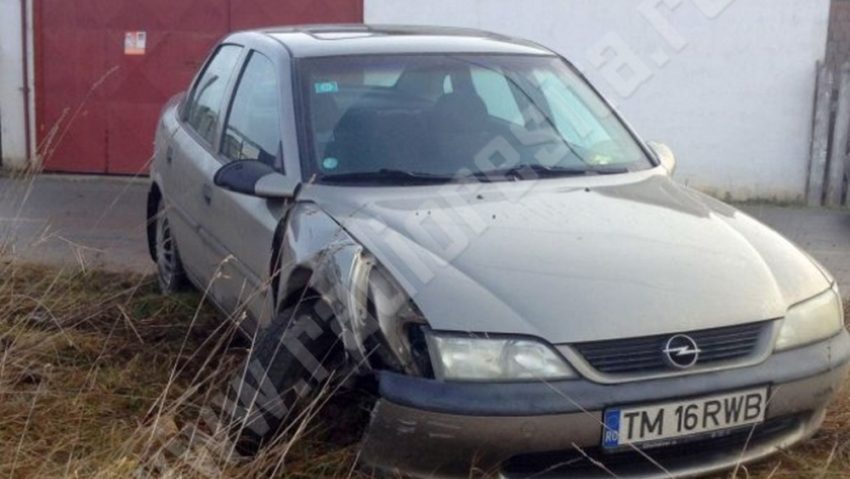 A rupt stâlpul cu mașina A rupt stâlpul cu mașina