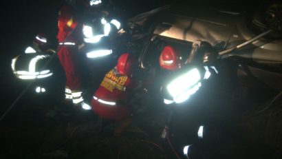 [VIDEO] Sfârşit tragic! O tânără a murit într-un grav accident de circulaţie pe un drum din vestul ţării