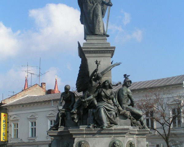 Statuia Libertăţii din Arad a fost profanată în plină zi Statuia Libertăţii din Arad a fost profanată în plină zi