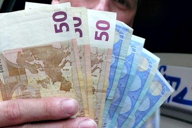 A furat 45.000 de euro A furat 45.000 de euro